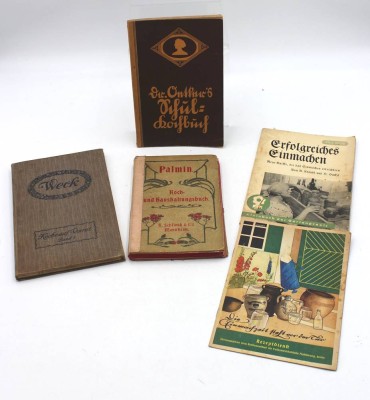 Auktion 349<br>3x alte Kochbücher sowie 2x Begleithefte, älter, Gebrauchsspuren [1]