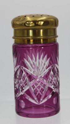 Auktion 349<br>gr. Streuer, älter, Kristall, lila überfangen und beschliffen, Messing-Deckel mit Druckstellen, ca. H-13cm [1]