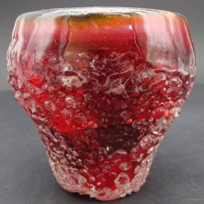 Auktion 349<br>schwere Kunstglasvase, rot mit Blasen, H-10 cm, D-10 cm [1]