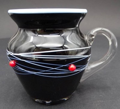 Auktion 349<br>kl. Kunstglas-Vase?, schwarz mit weissen Streifen, rote Aufschmelzungen, H-9 cm [1]