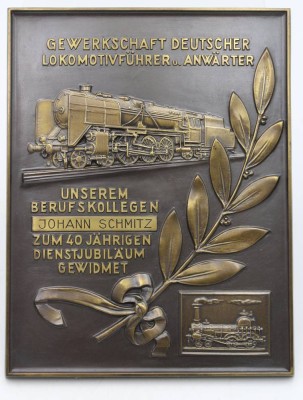 Auktion 349<br>Ehrengabe, 40jähriges Dienstjubiläum, Gewerkschaft deutscher Lokomotivführer, WMF gemarkt, Messing, ca. 22 x 17cm [1]