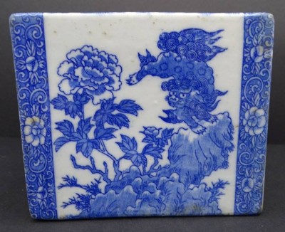Auktion 349<br>Behälter mit Blaumalerei für Räucherstäbchen oder ähnliches? H-15 cm, 12x7 cm [1]