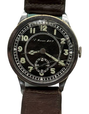 Auktion 349<br>Militärische Armbanduhr, wohl Flieger, Herstellername unleserlich (...ser &Cie), wohl Schweiz, altes Lederband, Werk steht, Glas, beschädigt, wohl 2.WK?, fluor. Zeiger, D-4 cm [1]