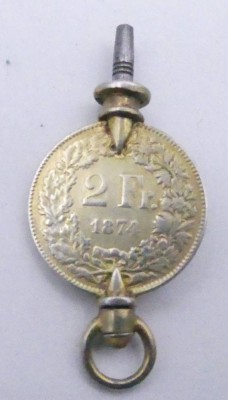 Auktion 349<br>Uhrenschlüssel für Taschenuhren mit einem 2 Frankenstück, Schweiz 1874, Silber vergoldet [1]