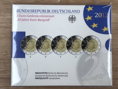 Auktion 349<br>2 Euro Gedenkmünzenset  2012-10  Jahre Euro-Bargeld, 5 Stück, alle Prägestätten, 10 Euro Nennwert, orig. verschweisst in Blister [1]