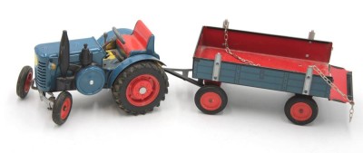 Auktion 349<br>Traktor, Lanz Bulldog 4016 von KOVAP, Schlüsselwerk läuft (kein Schlüssel anbei) mit Anhänger, Traktor  H-10cm L-14,5cm [1]
