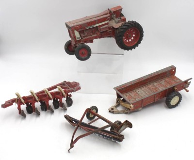 Auktion 349<br>gr. Siku-Traktor mit 3 Anhängern, bespielte Erhaltung  Traktor H-14cm L-25cm [1]