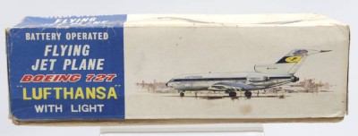 Auktion 349<br>Battery Operated Flying Jet Plane Boing 727 Lufthansa, T.N. Japan, orig. Karton dieser mit Läsuren, Funktion nicht geprüft, Flugzeug ca. 28 x 23cm [1]