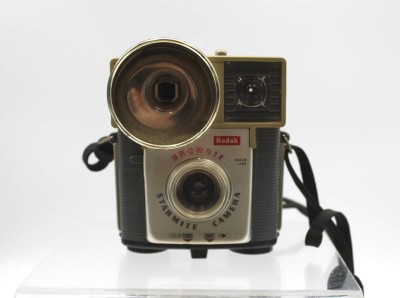 Auktion 349<br>Kodak-Starmite Brownie, orig. Karton, dieser mit Läsuren, Funktion nicht geprüft [1]