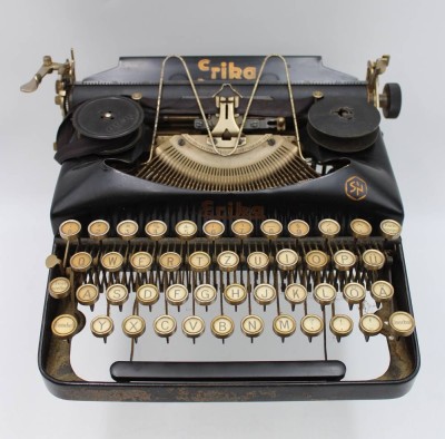 Auktion 349<br>alte Reiseschreibmaschine, ohne Kasten, Erika, Altersspuren, H-10,5cm B-29cm [1]