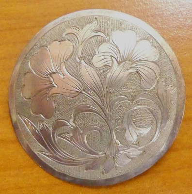 Auktion 349<br>gr. runde Silber-900- runde Brosche, florale Gravur, D-5 cm, 11,25 gr. 
