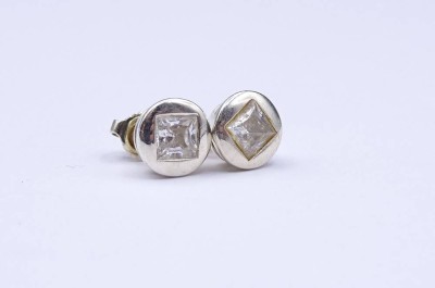 Auktion 349<br>Paar Ohrstecker mit klaren Steinen, Sterling Silber 0.925, D.8,9mm, zus.4,4g. Tragespuren [1]