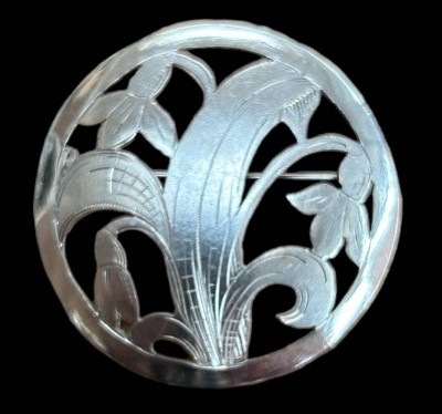 Auktion 349<br>gr. runde Brosche, Silber-925-, Handarbeit, florales Durchbruchdekor, D-4,6 cm, 10,3 gr [1]