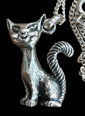 Auktion 349<br>Silber-Halskette mit Katzenanhänger, S-800-, 7,6 gr., KETTE mit Knoten [1]