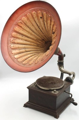 Auktion 349<br>altes Trichtergrammophon, wohl um 1910/20, Mechanik läuft, Gehäuse mit Altersspuren, H-70cm. [1]