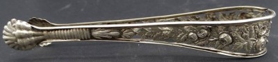 Auktion 349<br>Silber Biedermeier-Zuckerzange mit Rosendekor, Gravurplatte  Punktgravur Monogramm G.E. und datiert 1830, L-16 cm, eine Seite oben eingerissen, ca. 30 gr. [1]