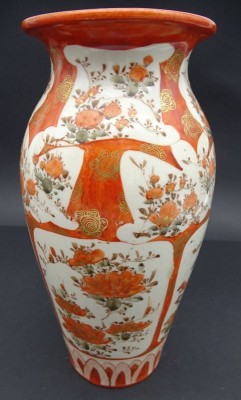 Auktion 349<br>handbemalte Vase, in Boden chines. Schriftzeichen?, handgemalt, H-23 cm [1]