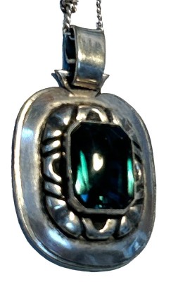 Auktion 349<br>gr. Silber-800- Anhänger mit grünen Stein an Kette, dese mit mehreren Knoten, Anhänger mit Öse 4 cm, B-2,6 cm, 17,7 gr. [1]