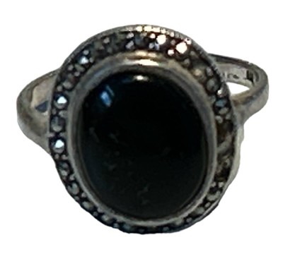 Auktion 349<br>Silberring-925-, schwarzer Stein, umringt von Markasiten, RG 53, 3,5 gr [1]