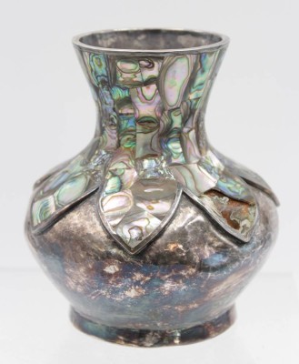 Auktion 349<br>Vase, Mexico, Los Castillo, stark versilbert, Paua-Muschelbesatz (1x beschädigt), Vase mit  Druckstellen, ca. H-12cm. [1]