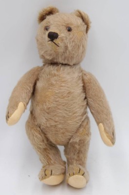 Auktion 349<br>Teddy-Bär von Steiff, nur Knopf, älter, Fellverlust,  ca. H-26cm [1]