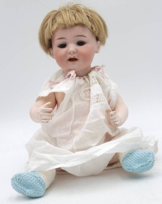 Auktion 349<br>Puppe, Armand Marseille, Nr. 327, Porzellankopf, offener Mund mit Zähnchen, Perücke geklebt, wohl Neuauflage, ca. H-31cm [1]