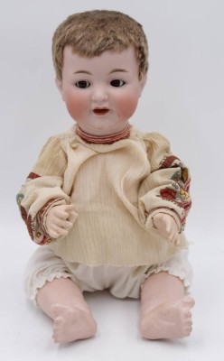 Auktion 349<br>Puppe, Nr. 126, Porzellankopf, Schelmenaugen, offener Mund mit Zähnchen, Massekörper, Perücke geklebt, ca. H-48cm [1]