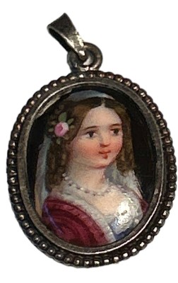 Auktion 349<br>kl. Miniatur-Mädchenportrait, handgemalt, als Anhänger in Silberfassung, Mitte 19.Jhd.Platte am Randlinks oben  beschädigt, ca. 2x1,5 cm [1]