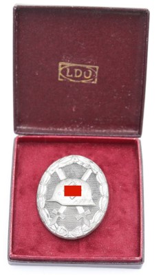 Auktion 349<br>Verwundetenabzeichen in silber, Herst. L/56, in LDO Etui [1]