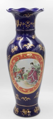 Auktion 349<br>hohe Vase, ungemarkt, galante Szene und Blumen, Kobalt mit Goldzier, ca. H-60cm [1]
