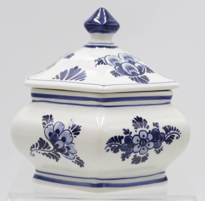 Auktion 349<br>gr. Deckeldose, Delft, florale Blaumalerei, H-14,5cm ca. D-15cm [1]