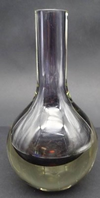 Auktion 349<br>Vase, lila/klar Riihimäen Lasi Oy, Ritzssignatur, Entw. Tamara Aladin, H-17 cm [1]