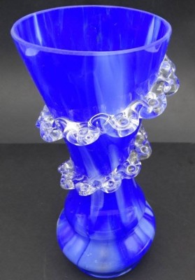 Auktion 349<br>blau/weisse Vase mit klaren Aufschmelzungen, wohl Polen, H-20 cm [1]