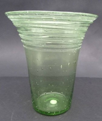 Auktion 349<br>grüne Vase, Luftblasen, aufgelegte Fäden, H-15,5 cm, D-13 cm, Spannungsriss [1]