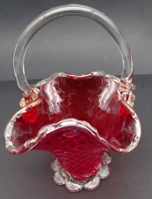 Auktion 349<br>Murano Korbschale mit klaren Henkel, rot mit Goldflitter, H-19 cm [1]