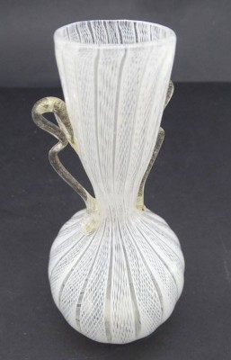 Auktion 349<br>kl. weisse Murano Henkelvase, H-12 cm [1]