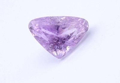 Auktion 349<br>Farbintensiver Kunzit, natürliche Einschlüsse, 19,5ct., 19,9x14,2x11,9mm [1]