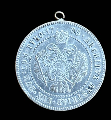 Auktion 349<br>Medaille mit Öse, Maria Theresia,  Messing versilbert, berieben, D-4 cm, Alter?, dat. 1760 [1]