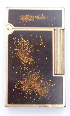 Auktion 349<br>Dupont Feuerzeug mit China-Lack, Ziermonogramm, leichte Gebrauchsspuren, H-6,2 cm, B-3,5 cm [1]