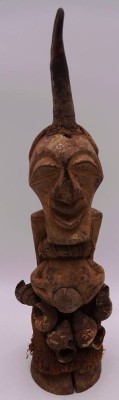 Auktion 349<br>alte afrikanische Fetischfigur, Holz und Muscheln, Altersspuren, H-35 cm [1]