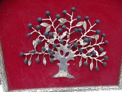 Auktion 349<br>Spiegelbild mit Baum aus Silberblech, Glas faccettiert, Silber unterer Rahmenrand lose, RG 342x37 cm, in Schachtel [1]