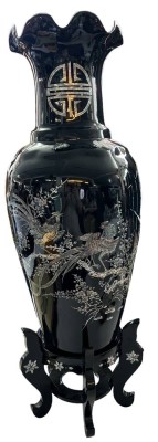 Auktion 349<br>grosse China-Vase auf Holzsockel, Vase aus Kunststoff oder ähnliches, H-zusammen 100 cm, leicht beschädigt [1]