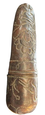 Auktion 349<br>alter Lederköcher, datiert 1779, Altersspuren, L-22 cm,  wohl für Dengelstein? [1]