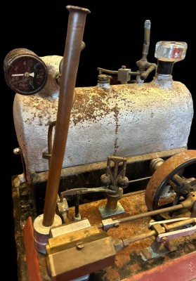 Auktion 349<br>alte Dampfmaschine, ungepflegte Erhaltung, H-31 cm, Platte 31x28 cm [1]