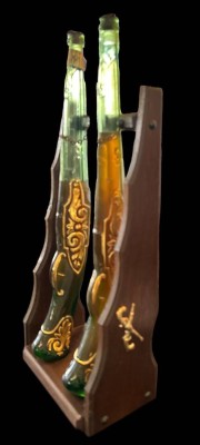 Auktion 349<br>2 Likörwein-Flaschen in Pistolenform in Holzhalter 