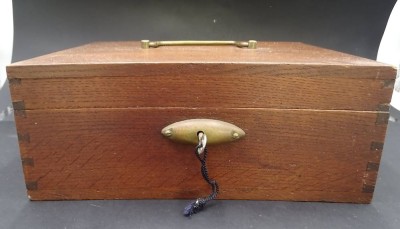 Auktion 349<br>gr. Holzkasten mit Messinggriff und Beschlag, Schlüssel anbei, H-12 cm, 29x22 cm [1]
