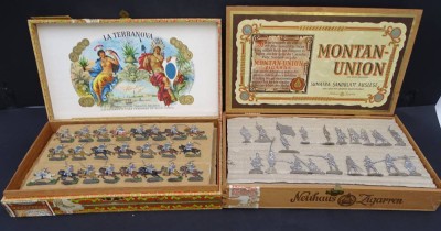 Auktion 349<br>2x Zigarrenkästen mit flachen Zinnsoldaten, 1x Kasten  alle bemalt, auf Pappe aufgesteckt,  je  über 100 Stück [1]