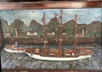 Auktion 349<br>Segelschiffmodell mit Dampfschlepper in Glaskasten mit Panorama, Altersspuren,  H-37 cm, 65x32 cm [1]