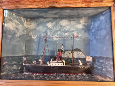 Auktion 349<br>Modell eines engl. Dampfschiffes in Wand-Schaukasten, H-42 cm, 58x13 cm, älter [1]