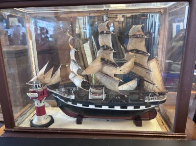 Auktion 349<br>Modell eines Segelschiffes mit Leuchtturm in Schaukasten, H-40 cm, 54x22,5 cm [1]